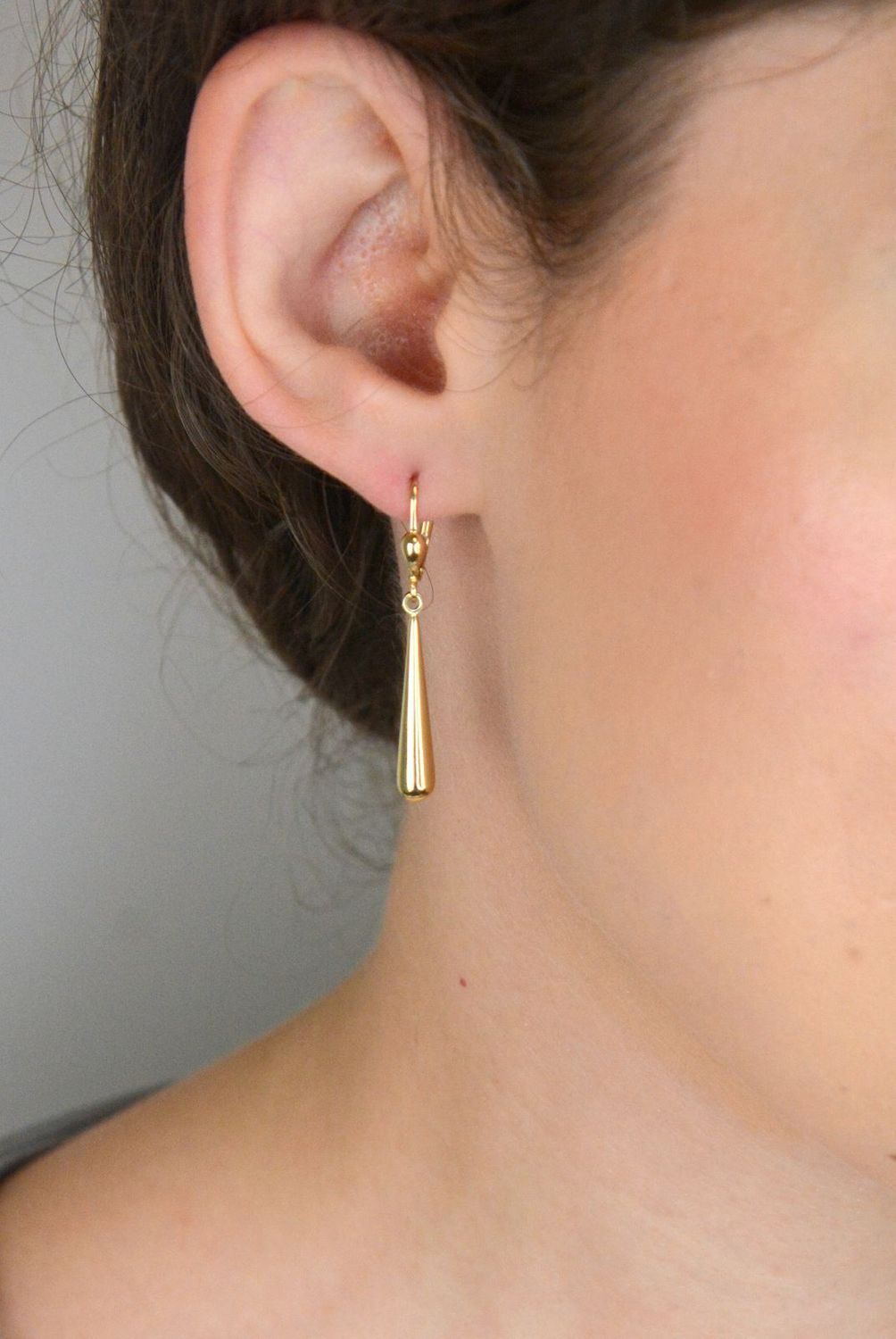 Delikatne kolczyki damskie ze złota próby 585 w kształcie smukłych sopelków. Długość 4 cm, zapięcie angielskie. Elegancja i subtelny styl w jednym.1.jpg